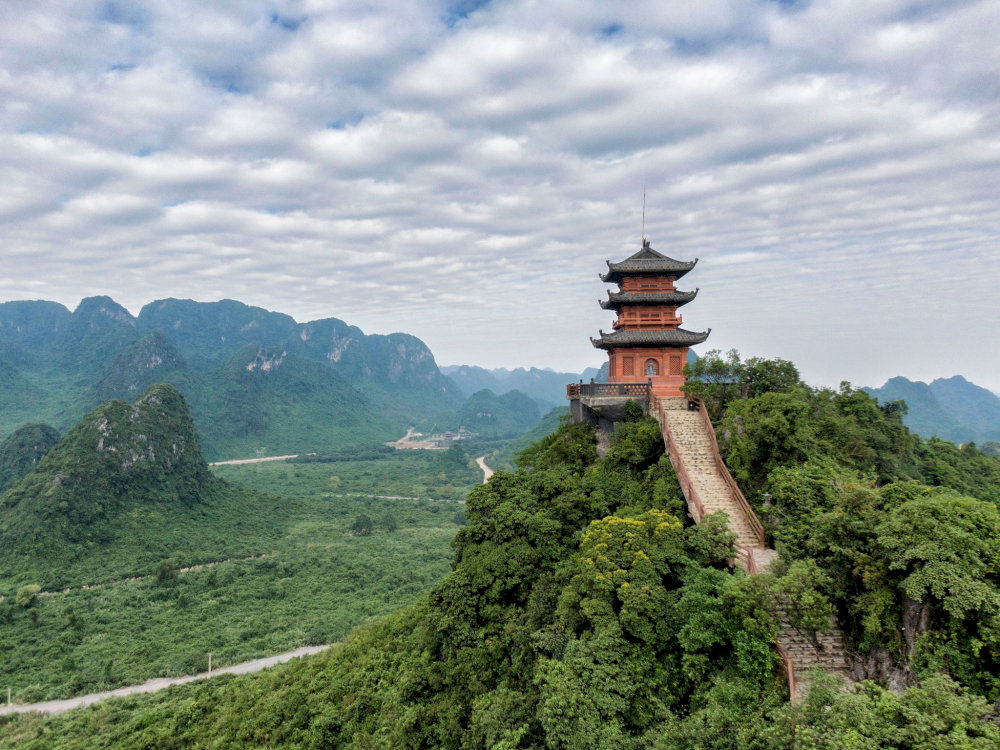 Tháp Ngọc trên đỉnh Thất Tinh